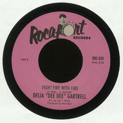 Delia Gartrell :  I Must Be Doing Something Right / Fight Fire With Fire (7", Single)